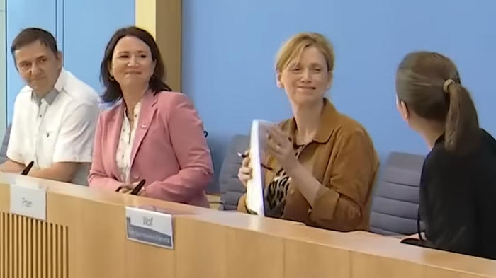 Bundespressekonferenz: Vorstellung des Kinderreports 2026 (Livestream BPK) v.l.n.r.: Holger Hofmann, Anja Siegesmund, Karin Prien und Jana Wolf (BPK)