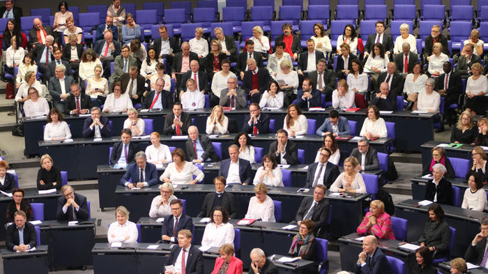 Viele Frauen der SPD-Fraktion trugen zum 100. Jahrestag der Einf&uuml;hrung des Frauenwahlrechtes wei&szlig;e Blusen. - Bild: zwd