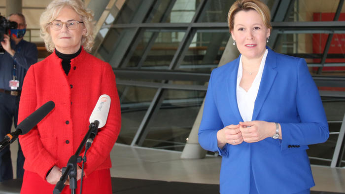 Die Ministerinnen Lambrecht und Giffey (SPD) hatten die Grundgesetzänderung auf den Weg gebracht