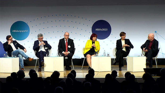 Podium auf dem Bildungsgipfel (Livestream BMBF)