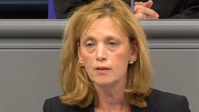 Prien bei der Bundestagsdebatte am 15. Mai (Livestream BTG)