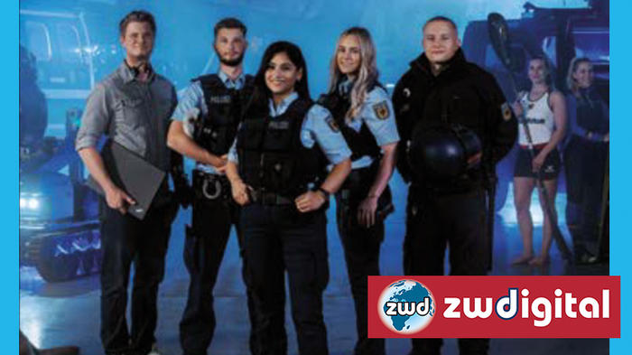 Drei M&auml;nner, zwei Frauen auf demn Werbecover der Bundespolizei (Bildausschnitt aus dem Flyer der Bundespolizei)