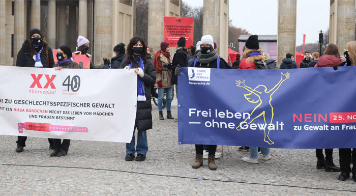 Terre des Femmes demonstrieren für mehr Schutz für Frauen vor dem Brandenburger Tor Quelle: Eigenaufnahme