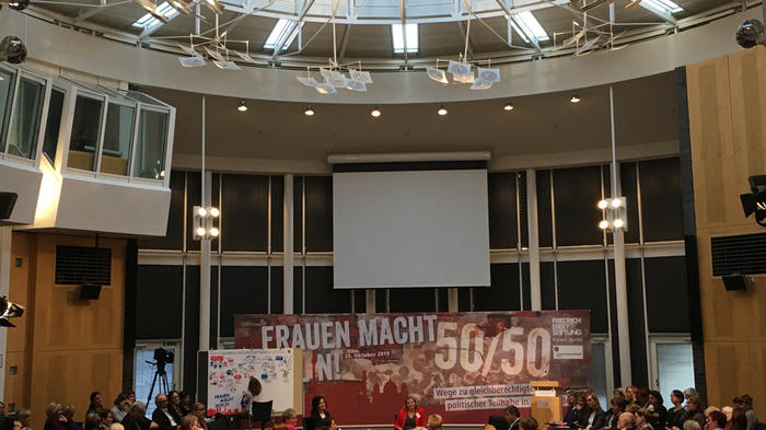 Fishbowl-Diskussion in der Friedrich-Ebert-Stiftung. - Bild: zwd