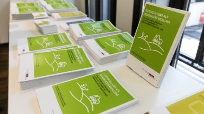 Die Studie „​Gleichstellung als Regionalentwicklung - Zur Situation der kommunalen Gleichstellungsarbeit in ländlichen Räumen Deutschlands“​ - Bild: Kühnapfel Fotografie / BAG